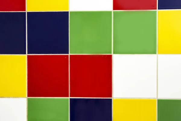 Квадраты различных ярких цветов. Конкретные детали ярких цветов - желтый, зеленый, красный, желтый, синий и белый. радужный дизайн — стоковое фото