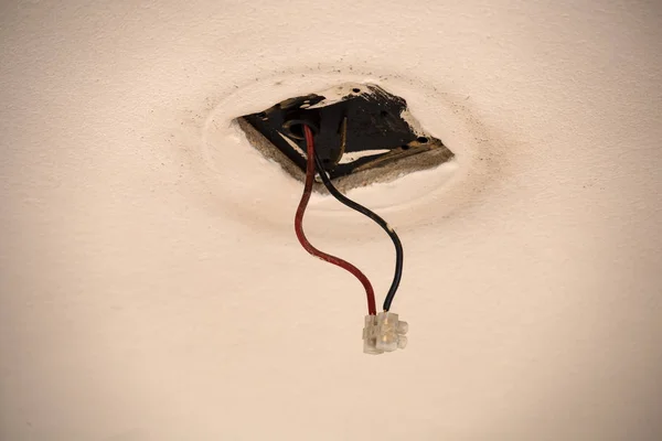 Kabel meletakkan langit-langit. Kabel listrik di dinding. Pengganti kabel. Menghubungkan lampu di flat atau kantor. Instalasi profesional dari outlet listrik, kabel dan switch. Insulasi — Stok Foto