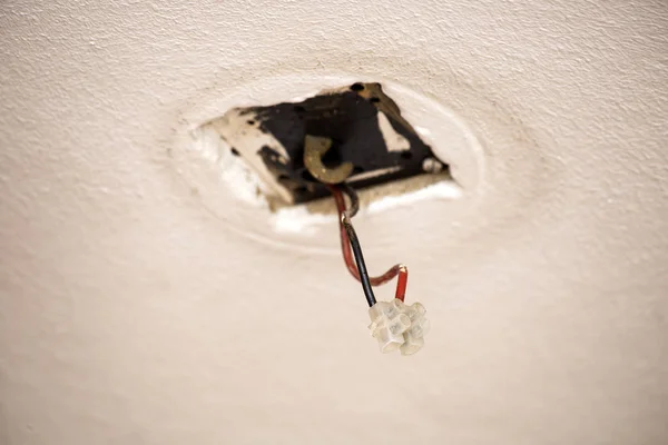 Cable laying the ceiling. Electrical wires on the wall. Wiring replacement. Connecting the light in the flat or office. Professional installation of electrical outlets, wires and switches. Insulation — Stock Photo, Image