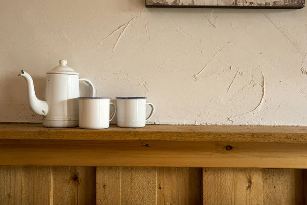 Stary Vintage czajniczek i dwie filiżanki herbaty na drewnianej półce, antyczne — Zdjęcie stockowe