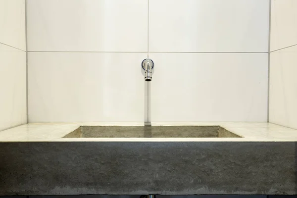 Lavabo de diseño de piedra natural con grifo de cromo, lavabo cuarto de baño limpio y nuevo — Foto de Stock