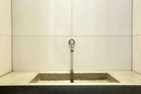 Lavabo a mano in pietra naturale di design con rubinetto cromato, lavabo bagno pulito e nuovo — Foto Stock