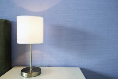 Mavi duvarlı bir gece standında lamba gece Lambası, metin için alan