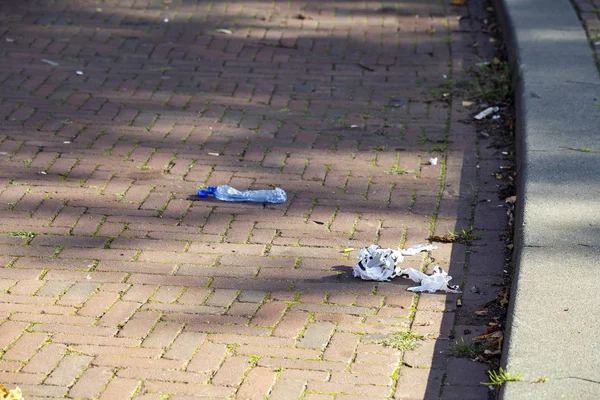 Plastik bekas ditinggalkan sebagai sampah di jalanan, lingkungan polusi limbah — Stok Foto