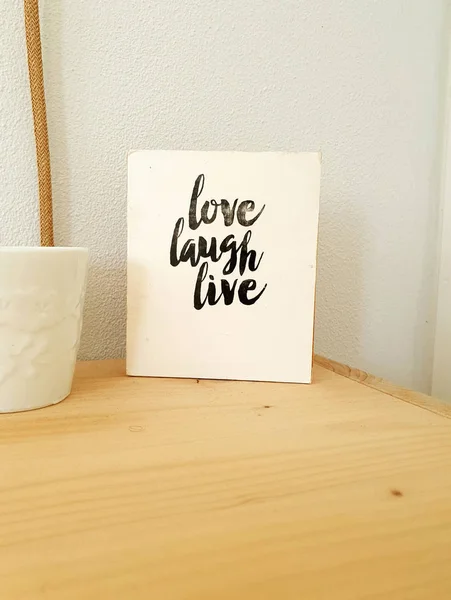 Burcu, Ahşap rafta Live Laugh Love, retro evde modern dekorasyon