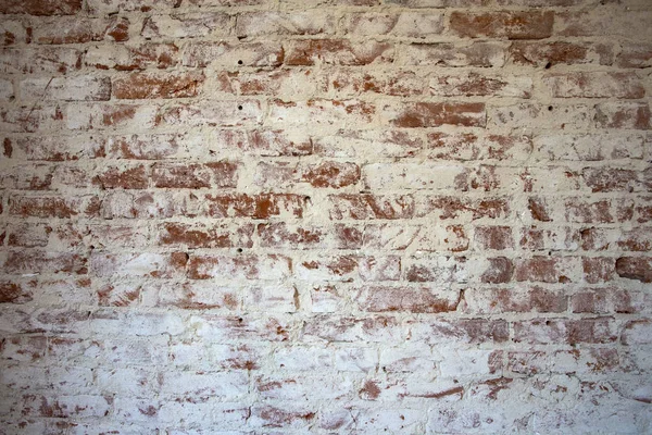 Yıpranmış lekeli kırmızı tuğla duvar arka plan doku peeling sıva — Stok fotoğraf