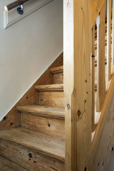 Tangga kayu bersih dan baru di interior rumah modern close-up — Stok Foto