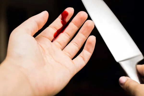 指の切り傷、ナイフで負傷した出血、手に肉の血の傷 — ストック写真