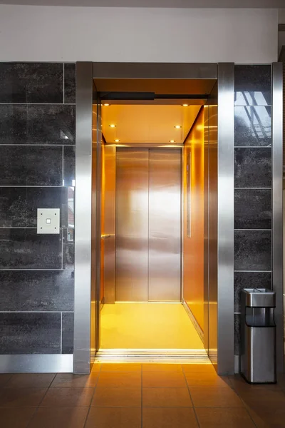 Byggnad hiss med öppen dörr i lägenhet komplex lyx — Stockfoto