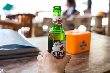 Bali Endonezya, 2019 Eylül 20, Bir barda Marka Bintang Bira, Heineken bir parçası