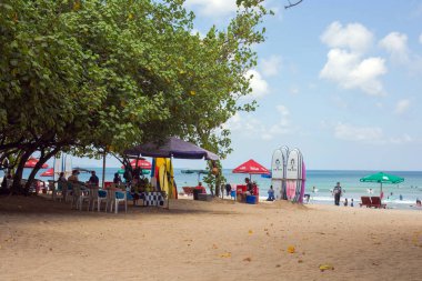 Seminyak, Bali Sep 20 Turistlerle geniş kum plaj, Kuta Endonezya yakın