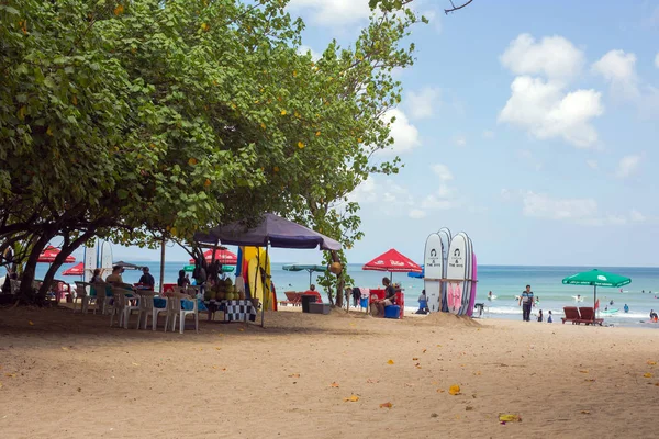 Seminyak, Bali 20 set Ampia spiaggia di sabbia con turisti, vicino a Kuta Indonesia — Foto Stock