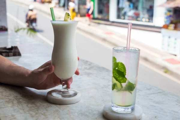 Cocktail esotici al bar in un luogo di vacanza, colorato — Foto Stock