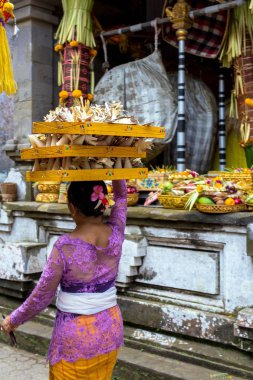 Endonezya Bali, Eylül 20 2019, Kadın şakak ta sunmak için kafasına meyve sepeti ile