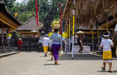 Endonezya Bali, Eylül 20 2019, Kadın şakak ta sunmak için kafasına meyve sepeti ile