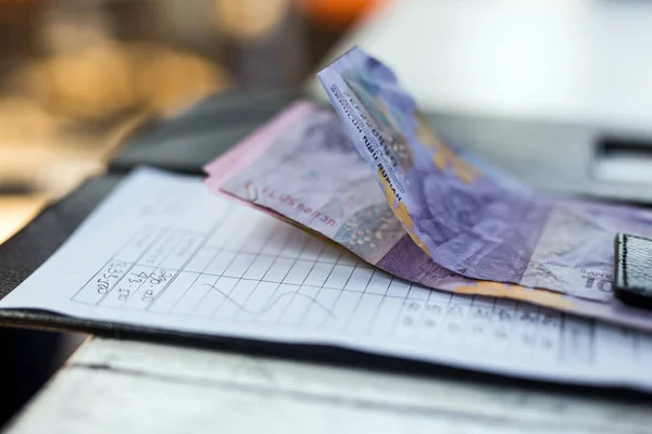 Restaurangräkning med pengar på betalbrickan på bordet, pengar är rupiah — Stockfoto