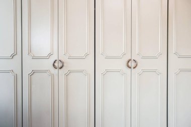 Beyaz lüks dolap kapıları ahşap kaplama, modern tasarım.