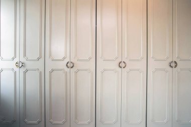 Beyaz lüks dolap kapıları ahşap kaplama, modern tasarım.