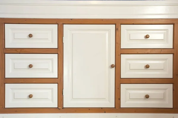 Retro dřevěná skříň se zásuvkami detailní up, moderní interiér minimalistický styl šatní skříň — Stock fotografie