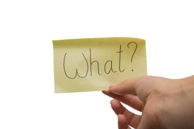 Yapışkan not beyaz arka planda izole edilmiş, post-it 'i tutan elle, hangi soru ile.