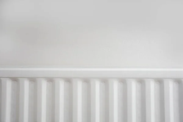 Închiderea radiatorului împotriva peretelui alb nou design retro modern . — Fotografie, imagine de stoc