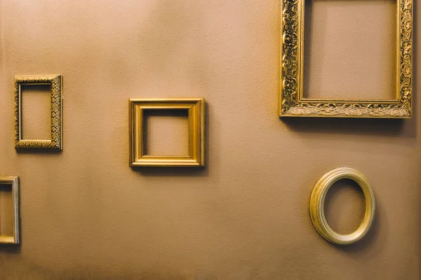 Lege gouden luxe frames op vintage design muur, ruimte voor tekst. antieke luxe interieur — Stockfoto