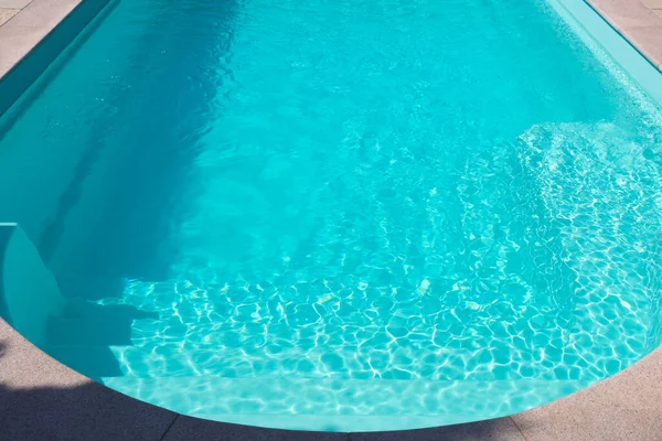 Fechar de uma piscina privada clássica no jardim no verão . — Fotografia de Stock