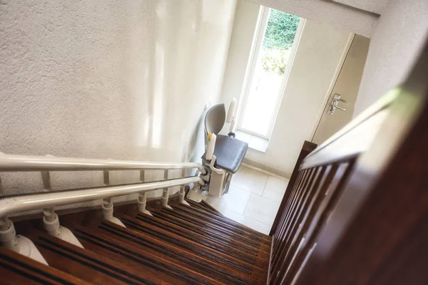 Tangga otomatis di tangga untuk orang tua atau cacat di rumah, Stok Gambar