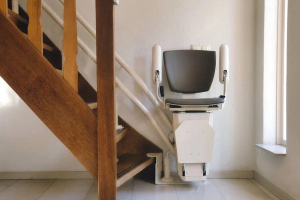 Automatisk trapphiss i trappuppgång för äldre eller funktionshindrade i ett hus, Stockbild