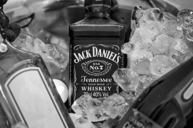 Jack Daniel 'ın 7 numaralı viskisi buz kovasında ve diğer likörlerde. Jack Daniel 's, Tennessee viskisi ve dünyada en çok satan Amerikan viskisi markasıdır. Siyah beyaz yakın plan.