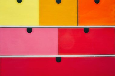 Farklı renklerde renkli ahşap çekmeceler, modern iç mekan dokusu retro