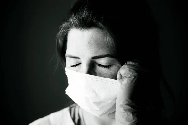 Giovane donna indossando maschera di protezione contro Covid-19, Coronavirus guardando depresso e isolato, concetto di virus ritratto in bianco e nero — Foto Stock
