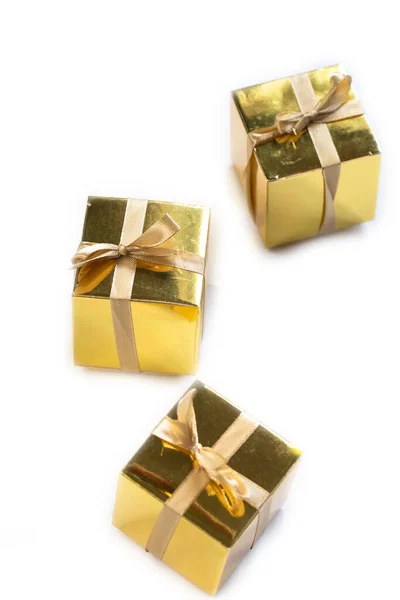 Grupo de brillantes regalo de oro o cajas de regalo en una fila con arco aislado sobre fondo blanco , —  Fotos de Stock