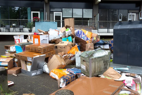 Países Bajos, 23 de junio de 2020 Gran pila de basura junto al contenedor lleno —  Fotos de Stock