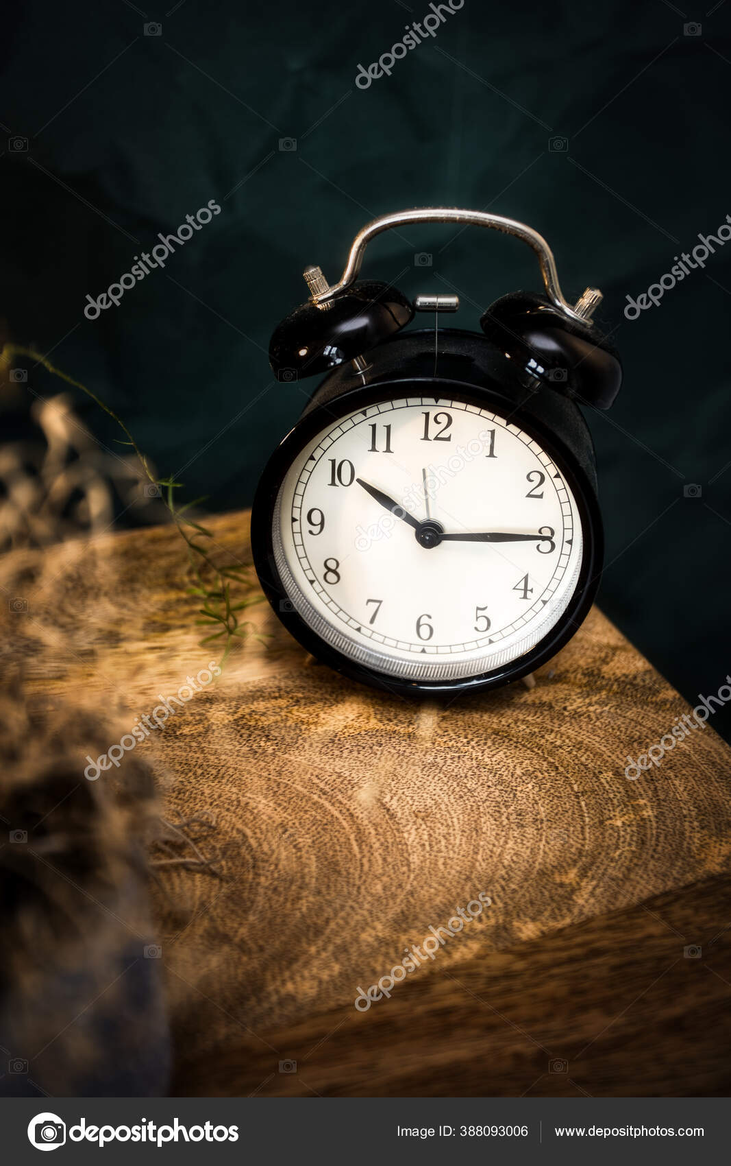 Retro Schwarzer Wecker Auf Holzernem Nachttisch Vintage Ols Scool Design Hintergrund Stockfotografie Lizenzfreie Fotos C Annebel146 388093006 Depositphotos