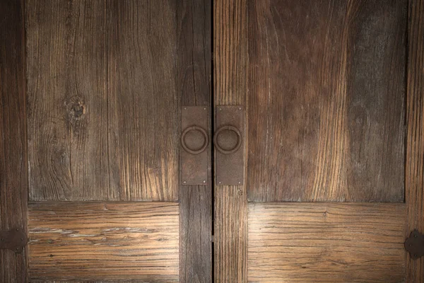 Красиві коричневі дерев'яні дубові двері шафи з іржавим металом сучасні ручки сучасної текстури фону — стокове фото