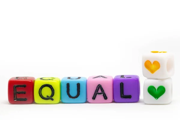 Würfel in Regenbogenfarben mit dem Wort Equal isoliert auf weißem Hintergrund, bunte Farben lgbt oder Geschlechterkonzept, — Stockfoto