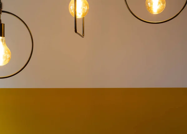 Lampes design modernes avec ampoule contre mur jaune rétro, fond de décoration moderne pour concept intérieur — Photo