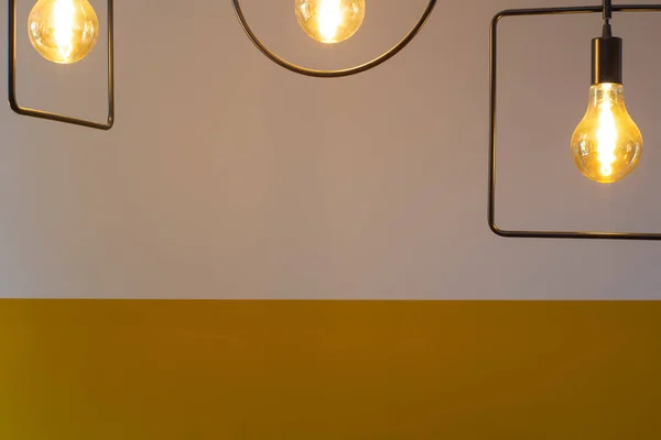 Lampu desain modern dengan bola lampu menghadap dinding kuning retro, latar belakang dekorasi modern untuk konsep interior — Stok Foto