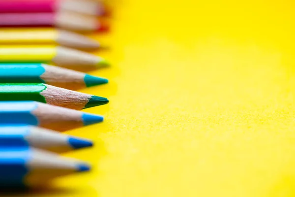 Χρωματιστά μολύβια στα χρώματα του ουράνιου τόξου σε μια σειρά σε κίτρινο φόντο, χώρος για κείμενο ρετρό σχεδιασμό — Φωτογραφία Αρχείου