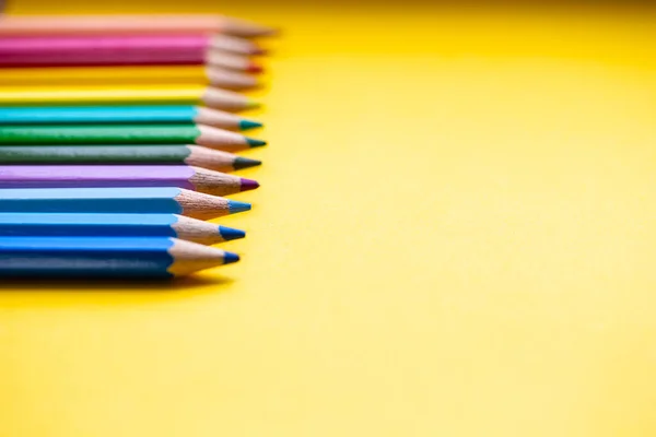 Χρωματιστά μολύβια σε χρώματα Rainbow σε μια σειρά σε πορτοκαλί φόντο, ρετρό μοντέρνο σχεδιασμό χώρου για κείμενο — Φωτογραφία Αρχείου