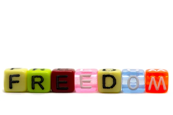 Word szabadság szivárvány színű kockák elszigetelt fehér háttér, szív szimbólum — Stock Fotó