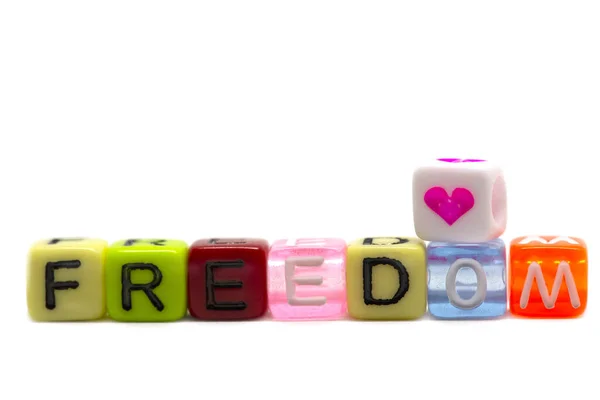 Liberdade de palavra em cubos coloridos arco-íris isolados no fundo branco, símbolo do coração — Fotografia de Stock