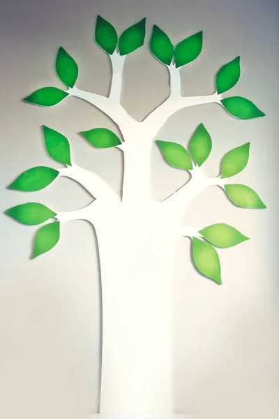 Imagen de Árbol con hojas verdes con gente, árbol genealógico o concepto de árbol de negocios sobre fondo de pared — Foto de Stock