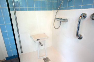 Yaşlılar ya da engelliler için engelli duş sandalyesi Yaşlılar Evi 'nde barı olan engelliler için, güvenlik kavramı