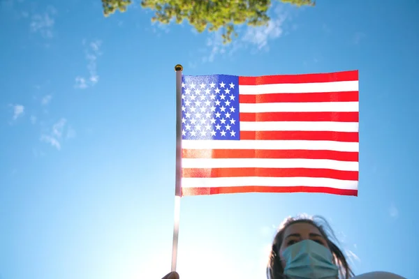 Νεαρή Γυναίκα Που Κρατά Αμερικανική Σημαία Στον Γαλάζιο Ουρανό Φως — Φωτογραφία Αρχείου