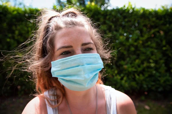 Giovane donna in maschera, maschera di sicurezza per COVID-19, Coronavirus. Ritratto di ragazza adulta fuori. Concetto di infezione da influenza o coronavirus — Foto Stock