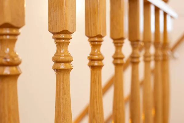 Holzgeländer einer antiken Luxus-Treppe, Makrofotografie aus Holz, Retro-Design im schönen Interieur eines modernen Hauses — Stockfoto