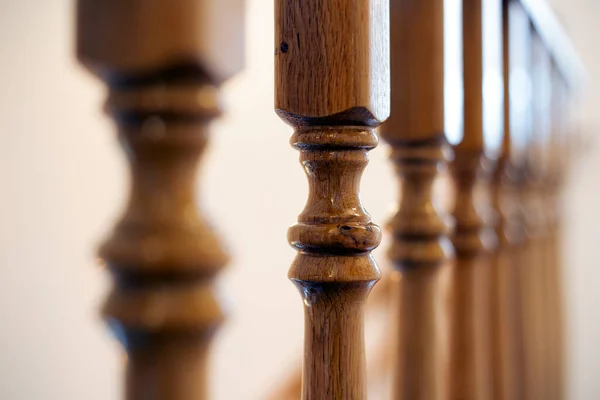 Houten Railing van een luxe antieke trap, houtwerk elementen macro fotografie, retro design prachtig interieur van een modern huis — Stockfoto