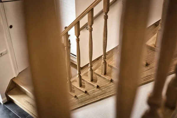 Ξύλινη Railing από μια πολυτελή σκάλα αντίκες, στοιχεία ξυλουργικής μακροφωτογραφία, ρετρό σχεδιασμό όμορφο εσωτερικό ενός σύγχρονου σπιτιού — Φωτογραφία Αρχείου